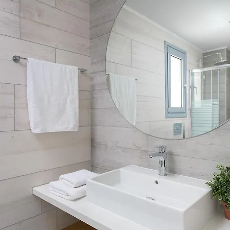 Vilă Hermes With Pool & Jacuzzi In *