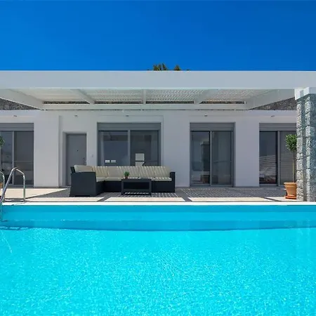 Vilă Hermes With Pool & Jacuzzi In *