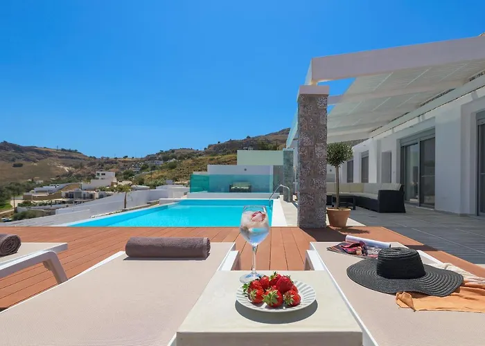 Hermes With Pool & Jacuzzi In Líndos